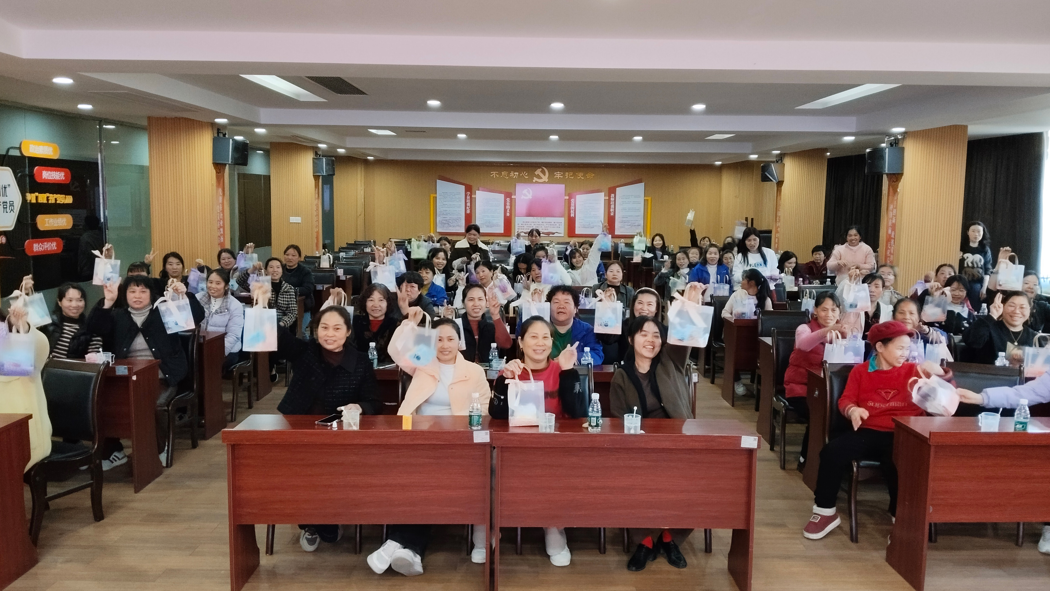 巾幗綻芳華·匠心筑美好｜優安納傘業舉辦“三八”婦女節主題活動